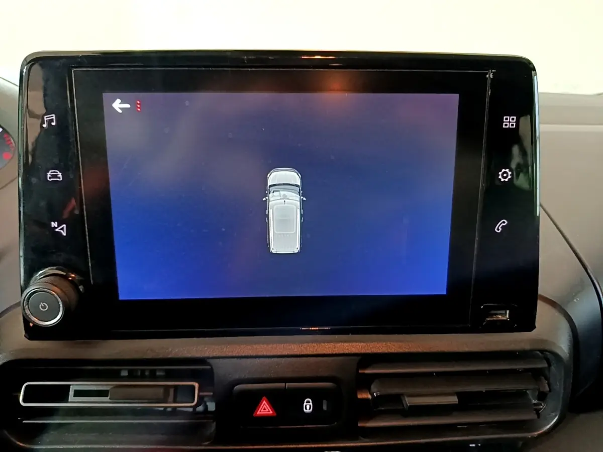 Écran tactile central du Peugeot Rifter BlueHDi 100 Allure 2019 montrant une vue du véhicule en haut.