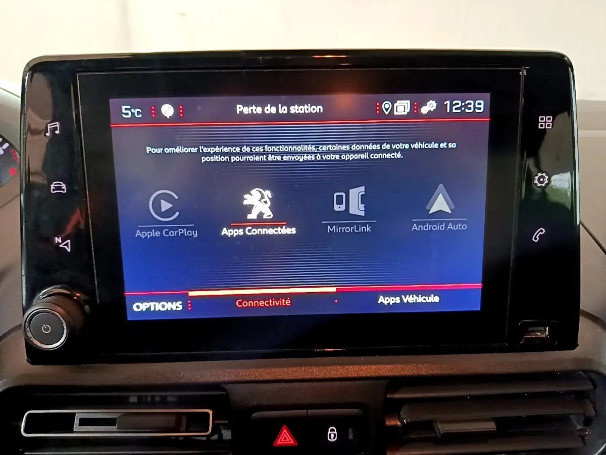 Écran tactile central du Peugeot Rifter BlueHDi 100 Allure 2019 affichant les options Apple CarPlay et Android Auto.