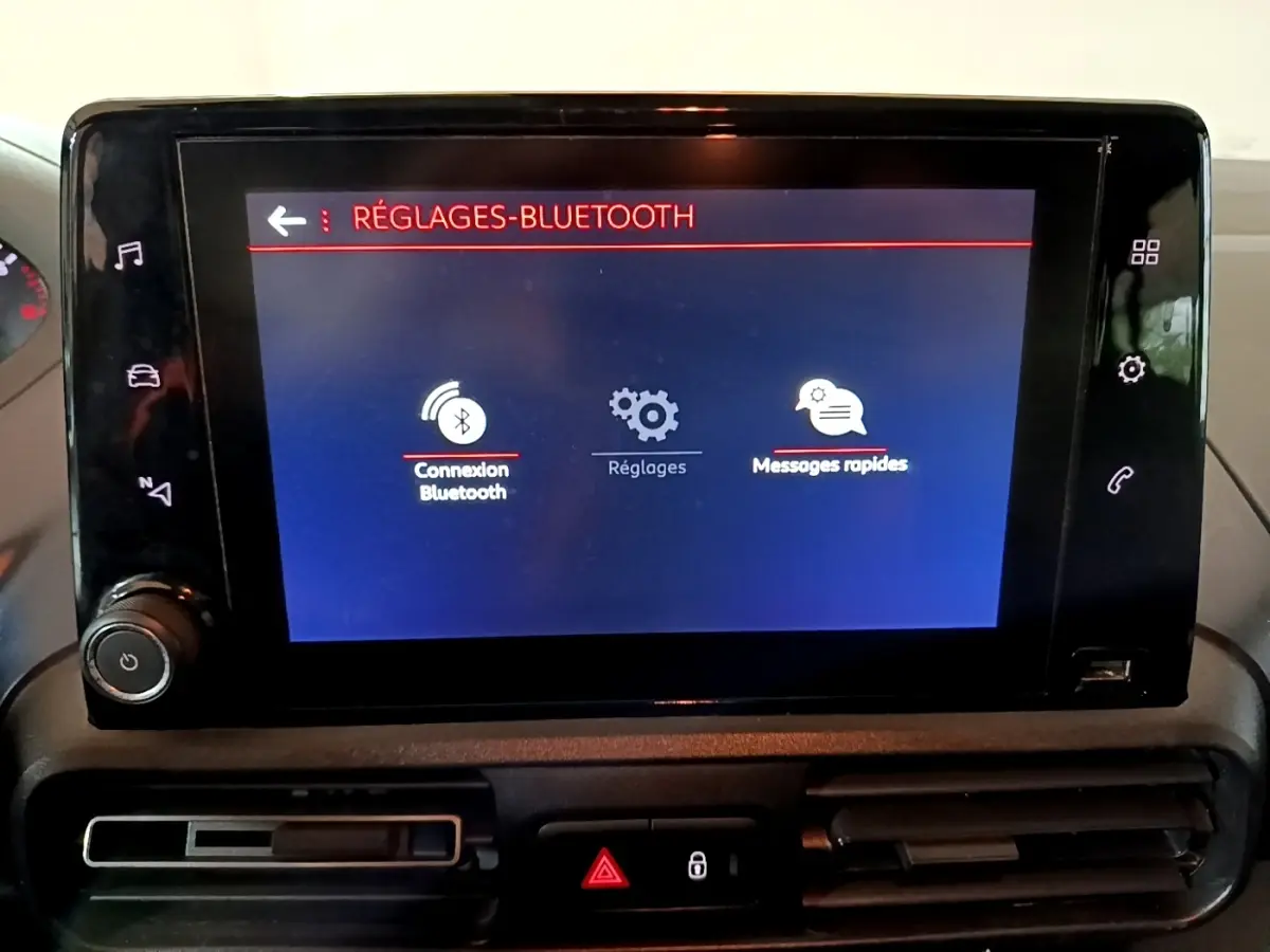 Écran tactile central affichant les réglages Bluetooth dans l'habitacle du Peugeot Rifter marron de 2019.