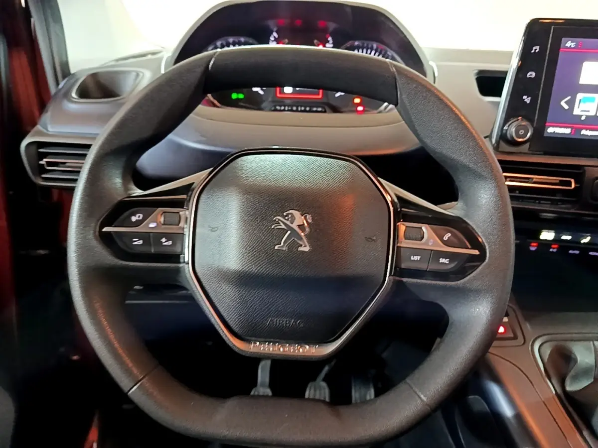Volant multifonctions Peugeot Rifter BlueHDi 100 Allure vu de face avec tableau de bord et écran tactile visible