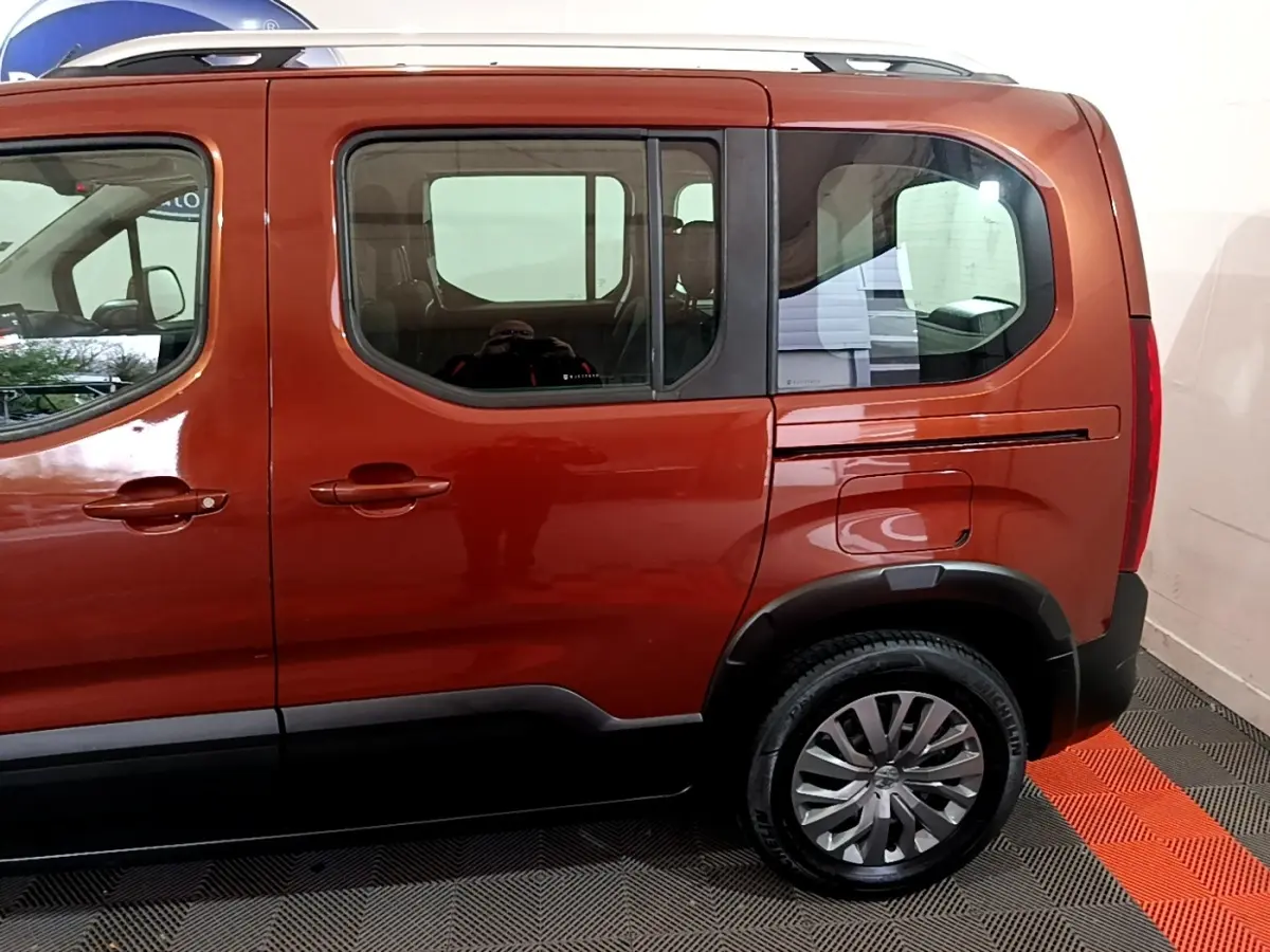 Vue latérale côté droit du Peugeot Rifter marron 2019 avec jantes alliage et rails de toit chromés visibles.