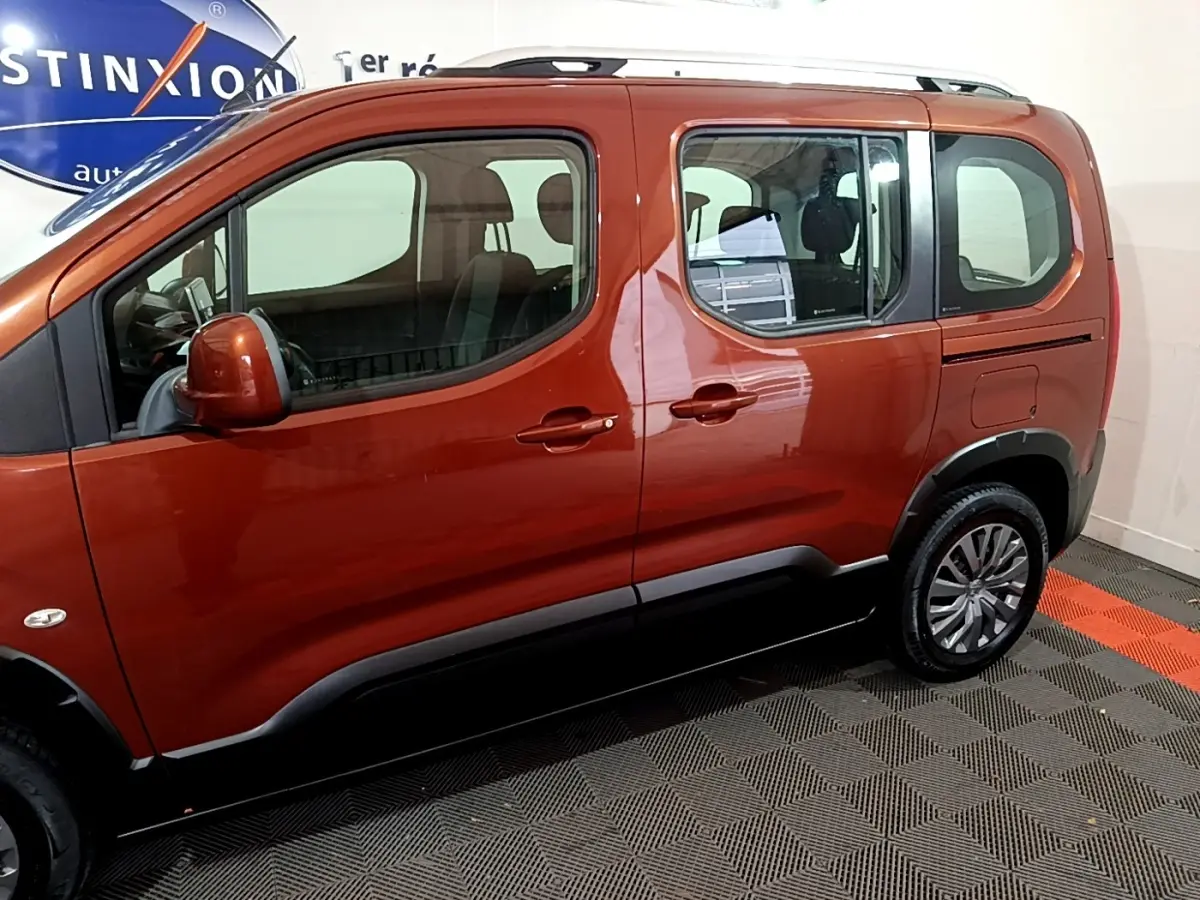 Profil côté gauche du Peugeot Rifter marron 2019 avec rails de toit chromés et jantes alliage visibles.