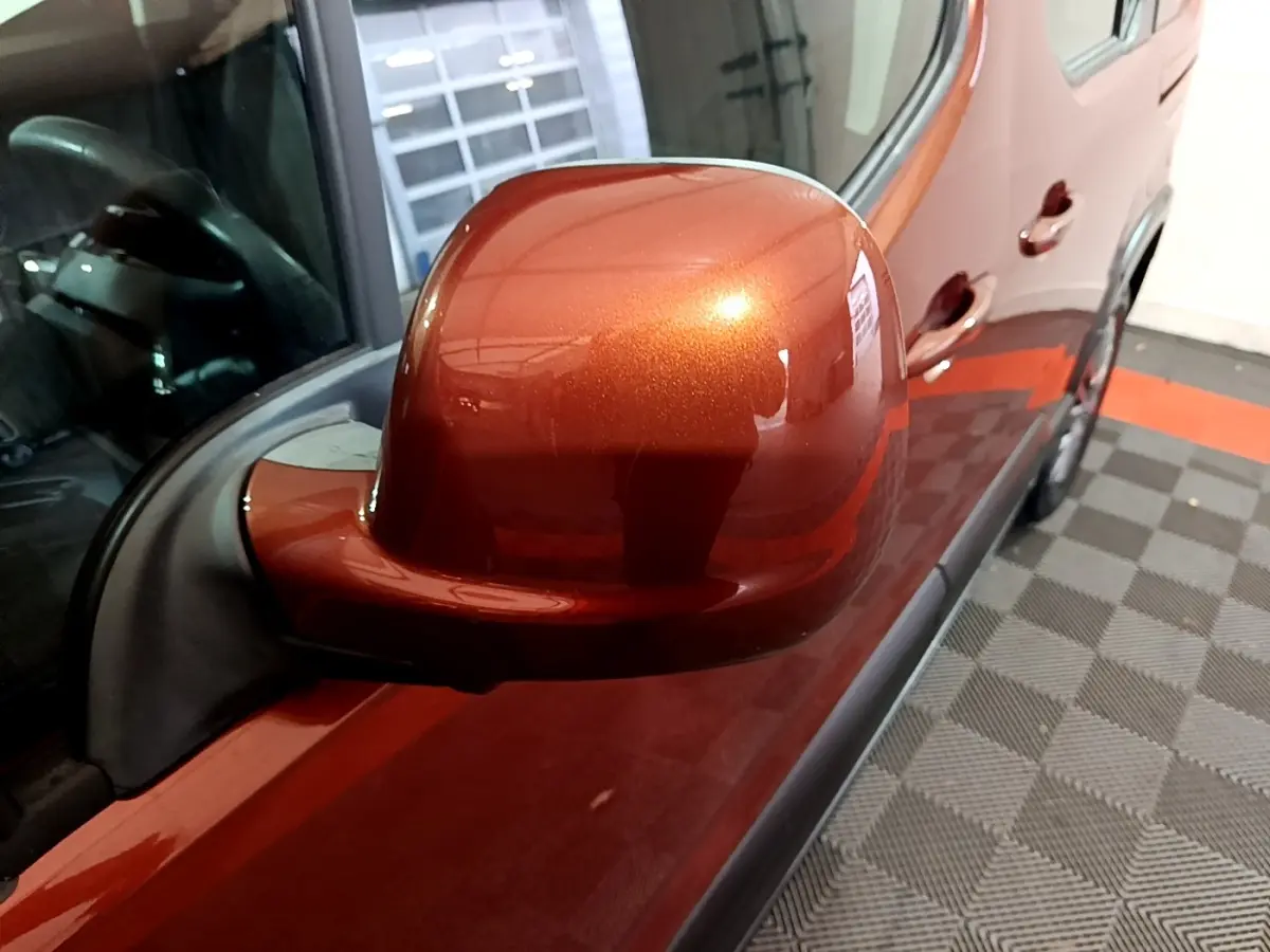 Rétroviseur droit marron métallisé du Peugeot Rifter BlueHDi 100 Allure 2019, vue rapprochée côté conducteur.