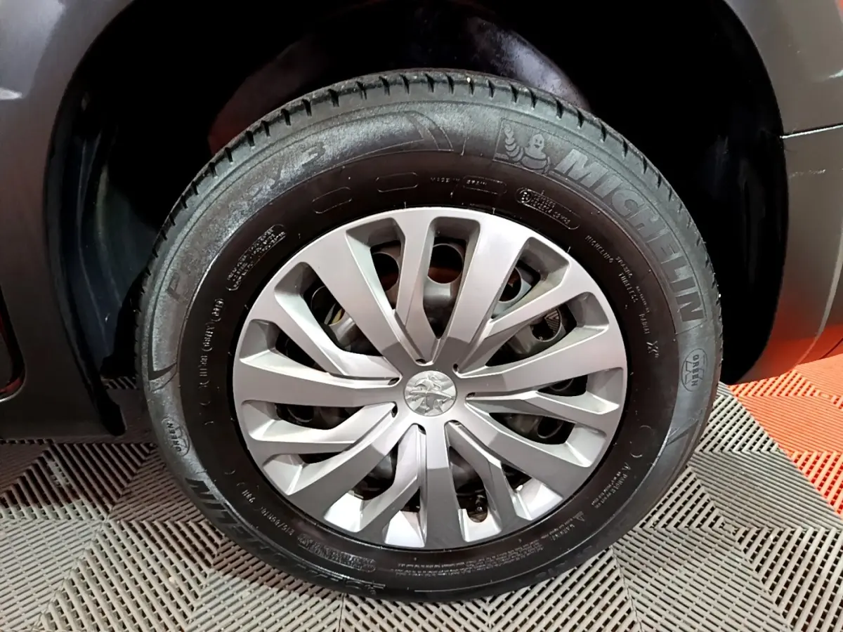 Gros plan sur la roue avant droite du Peugeot Rifter marron avec jante en alliage et pneu Michelin visible.