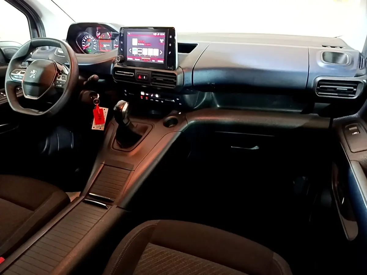 Intérieur du Peugeot Rifter BlueHDi 100 Allure 2019, vue tableau de bord et console centrale noire avec écran tactile.