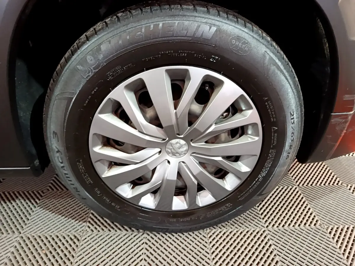 Gros plan sur la roue avant droite marron du Peugeot Rifter BlueHDi 100 Allure avec jante en alliage et pneu Michelin.