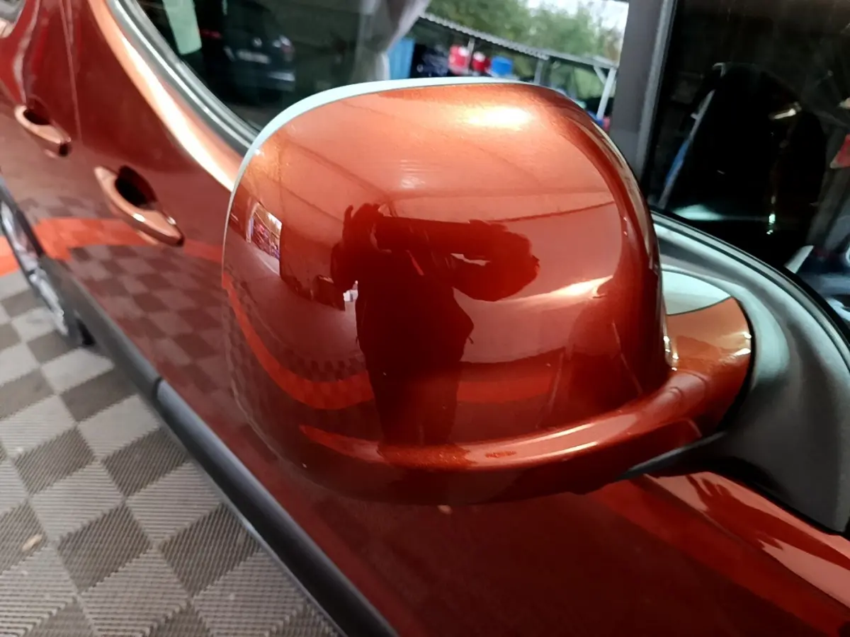 Rétroviseur côté gauche marron métallisé du Peugeot Rifter BlueHDi 100 Allure 2019 avec carrosserie assortie.