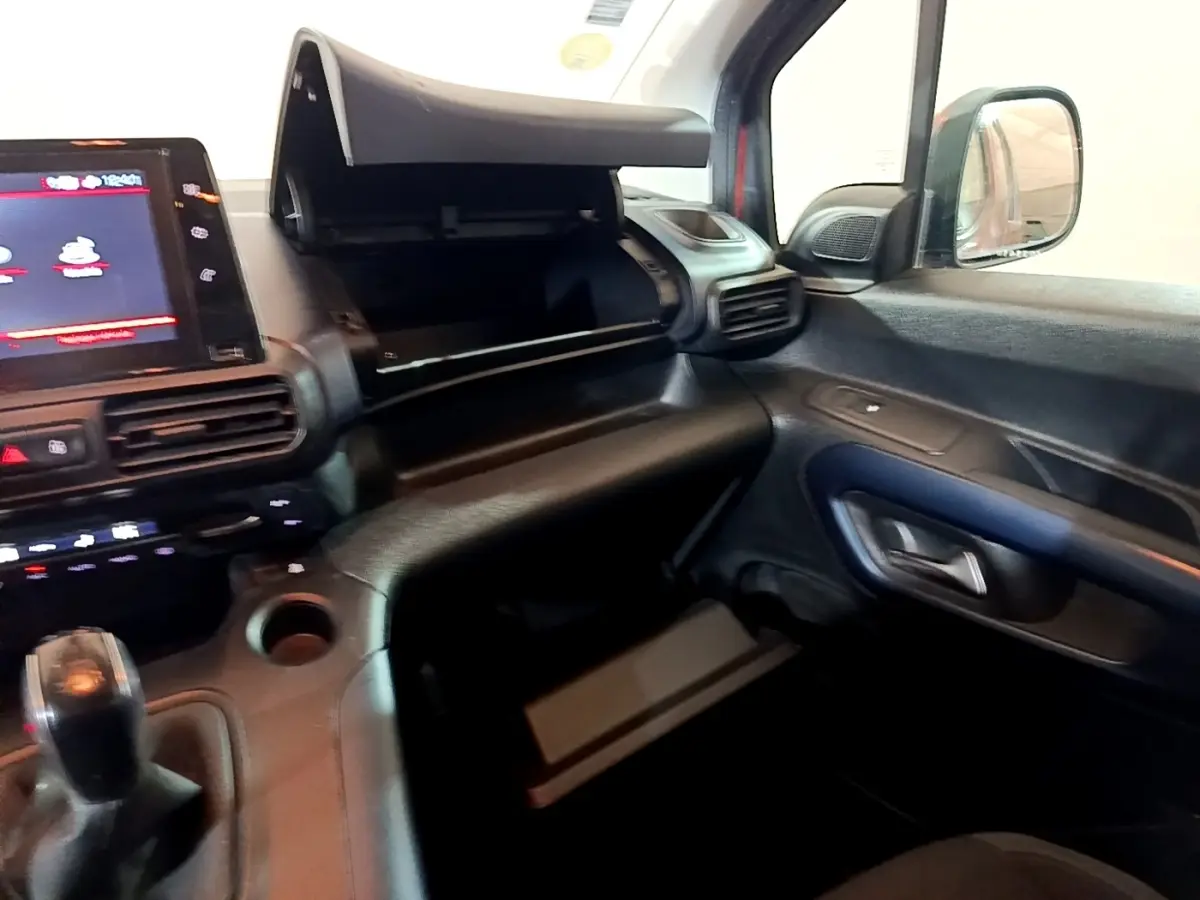 Intérieur avant droit du Peugeot Rifter marron 2019, tableau de bord avec écran tactile et boîte à gants ouverte.