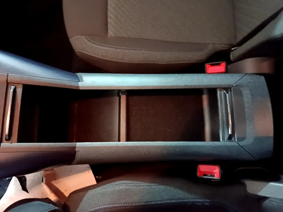 Vue plongeante sur la console centrale noire et les sièges marron du Peugeot Rifter BlueHDi 100 Allure 2019.