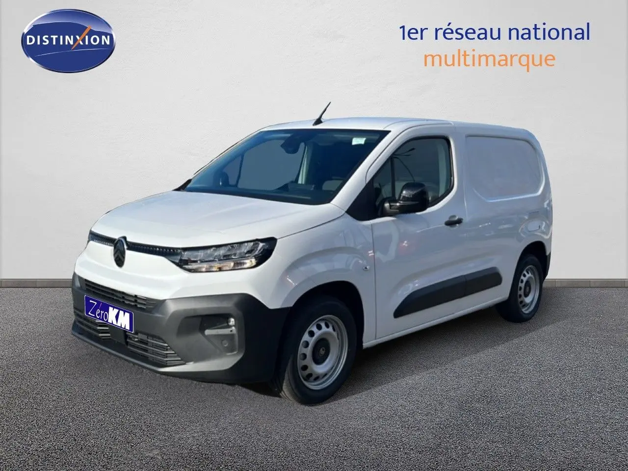 Vue 3/4 avant droite du Citroën Berlingo blanc Icy, fourgon utilitaire avec pare-chocs noir et jantes acier.
