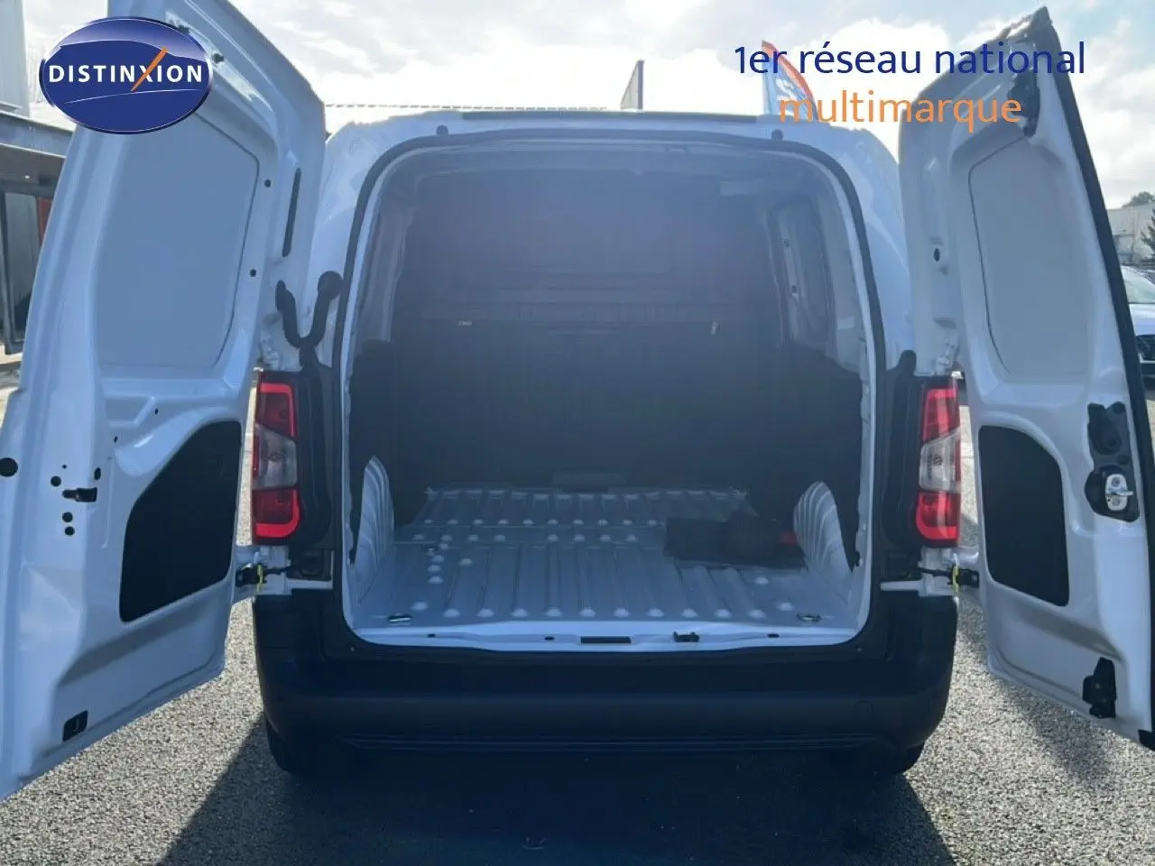 Vue arrière du Citroën Berlingo Van blanc icy 2025 avec portes arrière ouvertes montrant l'espace de chargement vide.