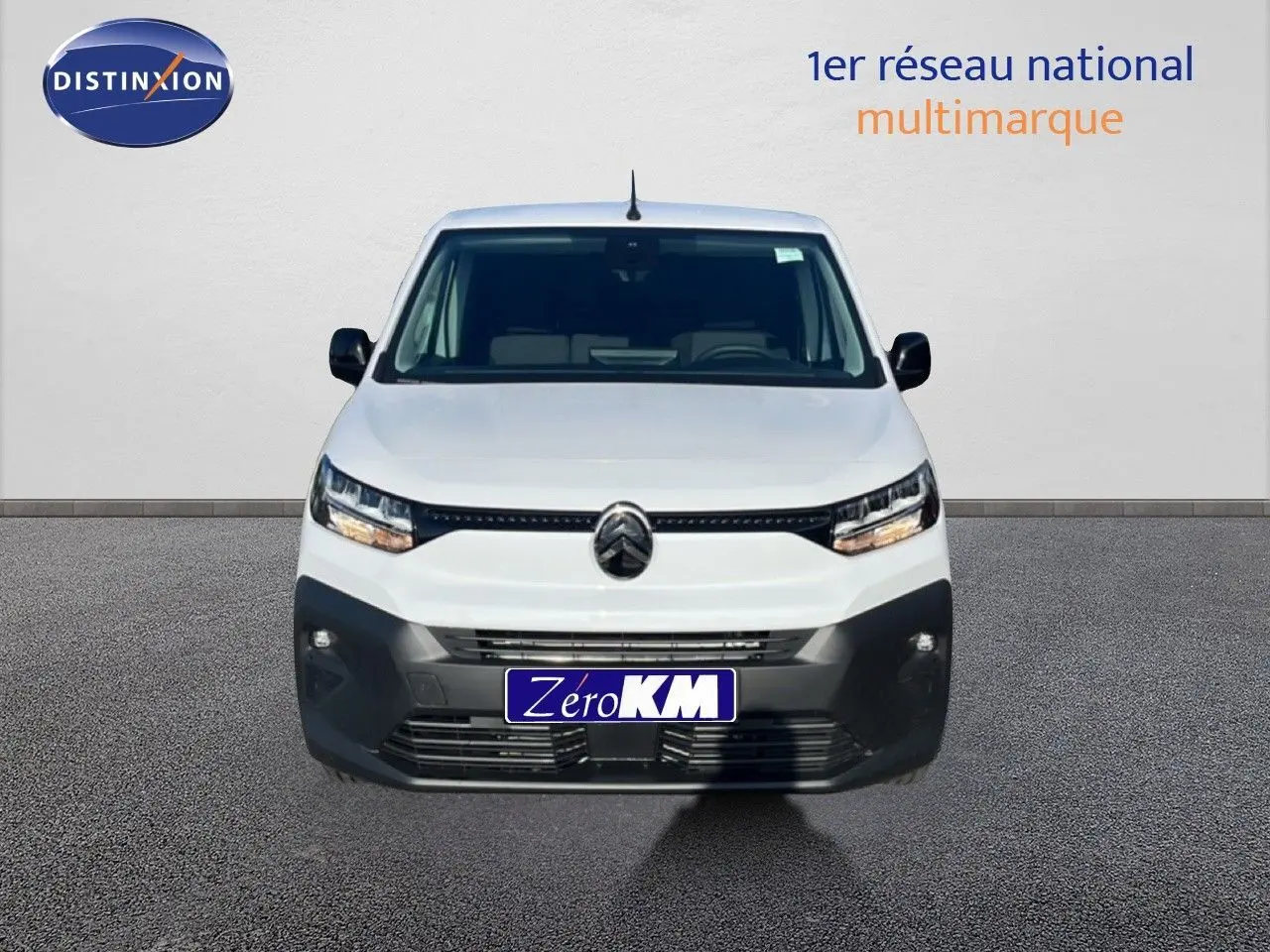 Vue frontale d'un Citroën Berlingo blanc Icy 2025 avec calandre noire et pare-chocs foncé, en arrière-plan neutre.