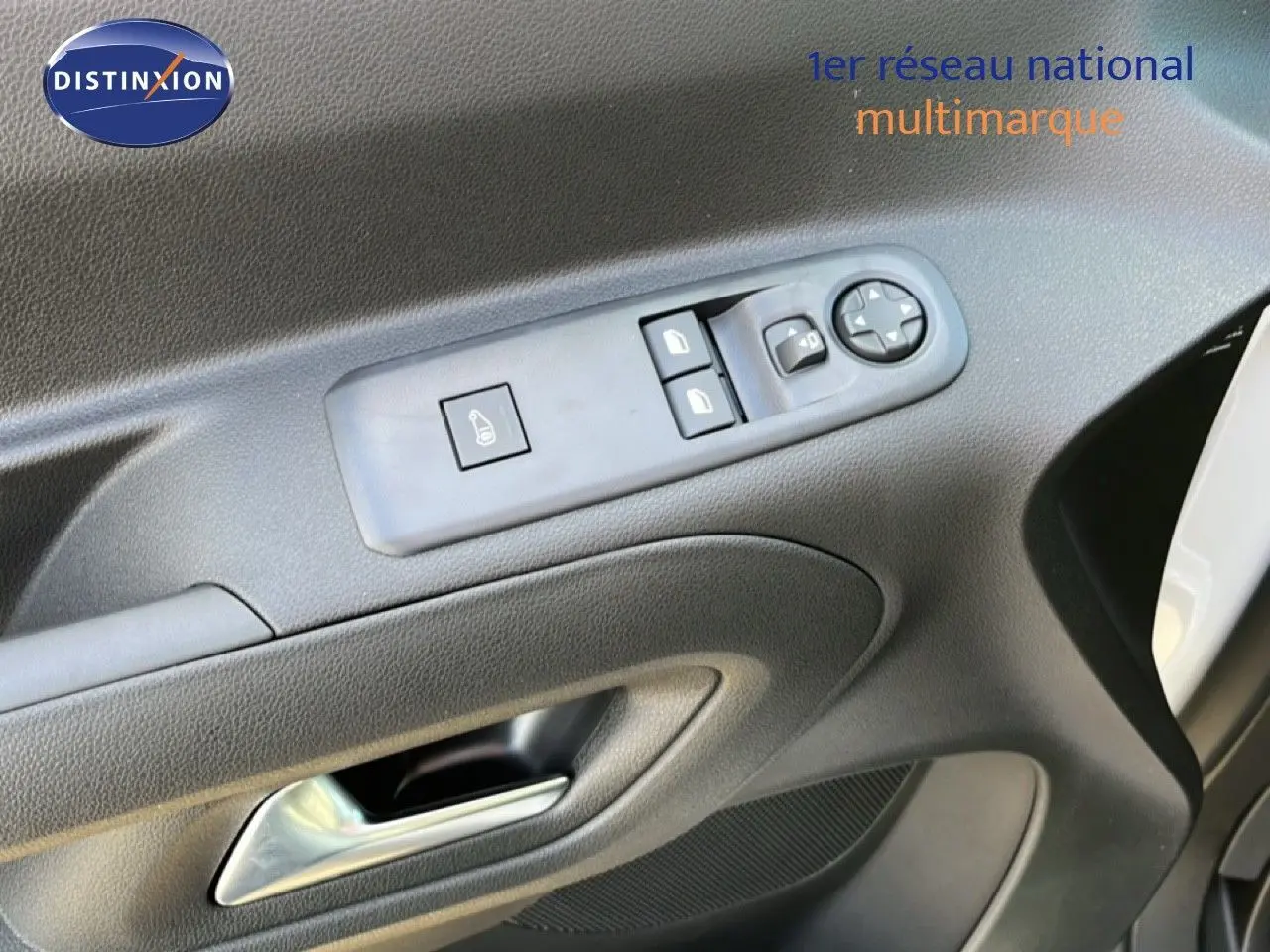 Gros plan sur la commande des vitres et rétroviseurs côté conducteur du Citroën Berlingo blanc Icy 2025.