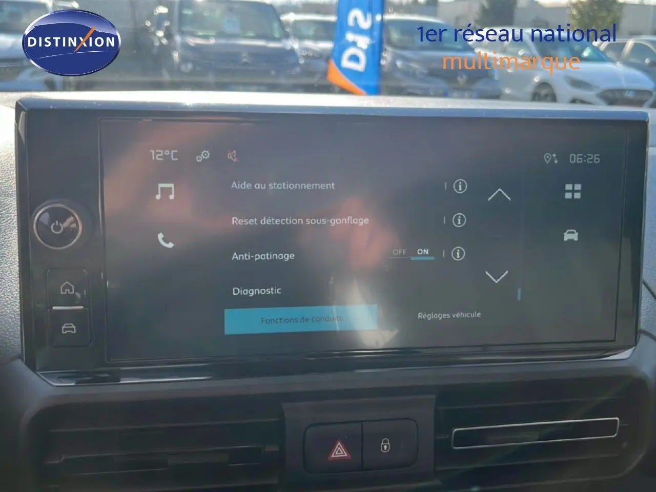 Vue rapprochée de l’écran tactile central du Citroën Berlingo blanc Icy 2025 affichant les réglages d’aide à la conduite.