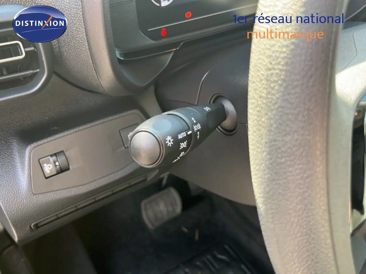 Détail de la commande d’éclairage côté gauche du tableau de bord du Citroën Berlingo blanc Icy 2025.