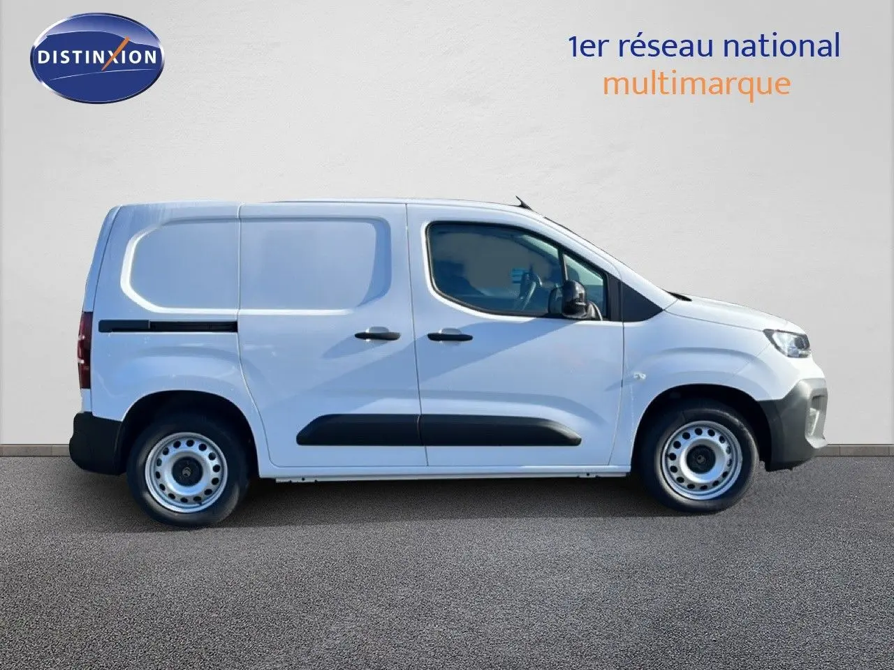 Vue de profil côté droit d’un utilitaire Citroën Berlingo blanc Icy, version Van 2025 avec protections noires sur les portes.