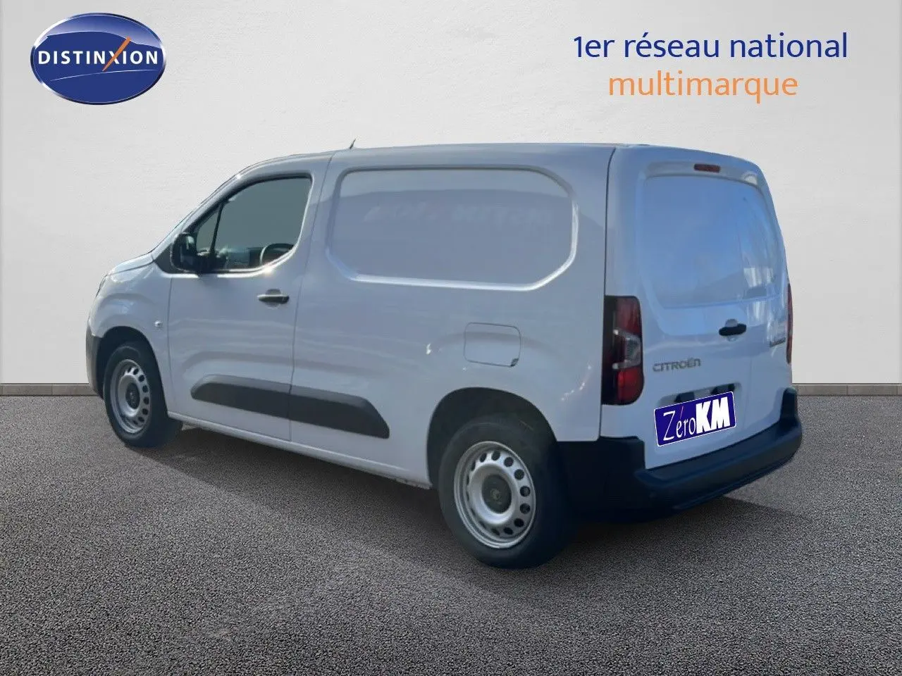 Vue 3/4 arrière droite d'un Citroën Berlingo blanc Icy version utilitaire avec protections latérales noires.