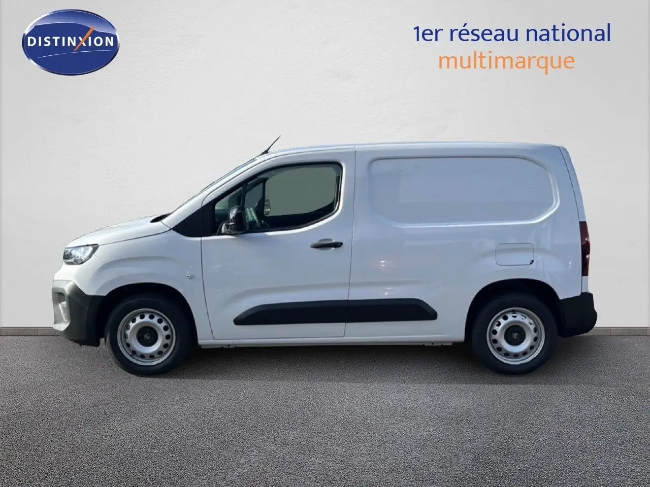 Profil droit du Citroën Berlingo Van blanc Icy 2025 avec protections latérales noires et jantes acier.