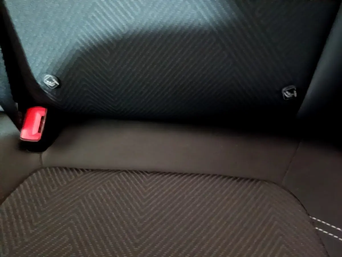 Gros plan sur la banquette arrière noire à motifs chevrons de la Ford Fiesta 1.1 75ch COOL & CONNECT 2022.