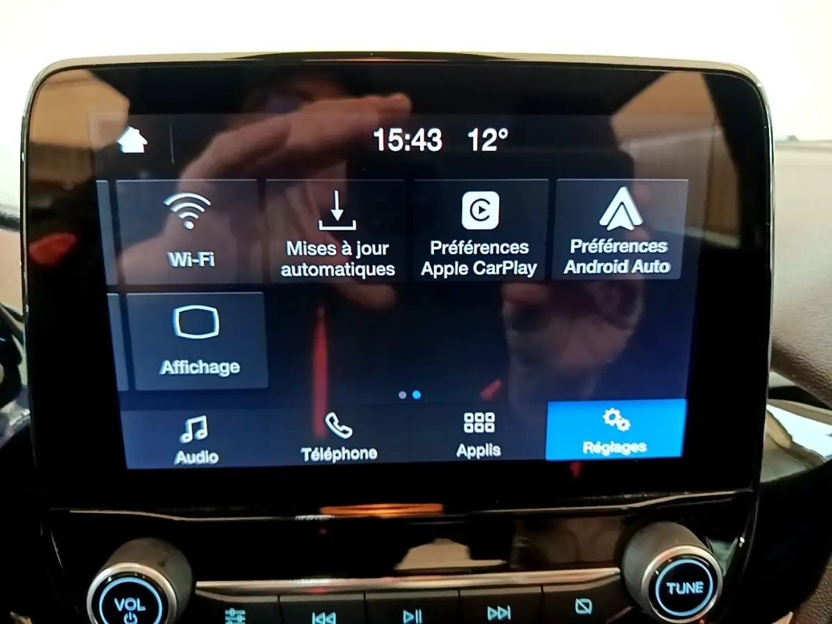Écran tactile central de la Ford Fiesta blanc, affichant les options Wi-Fi, Apple CarPlay et Android Auto.