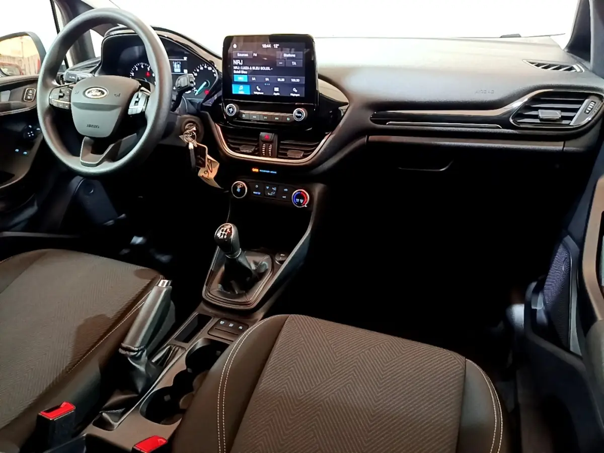 Intérieur avant de la Ford Fiesta 2022, vue côté conducteur, tableau de bord avec écran tactile 8 pouces et boîte manuelle.
