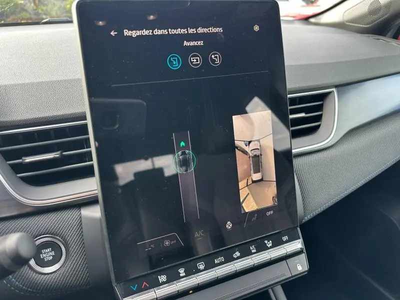 Vue intérieure du tableau de bord du Renault Captur 2026, écran tactile affichant la caméra 360 et commandes climatisation.
