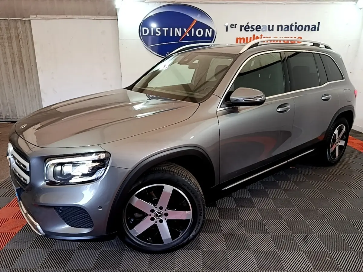 Mercedes GLB 200 d Business Line gris foncé en 3/4 avant droit, avec jantes alliage et barres de toit chromées.