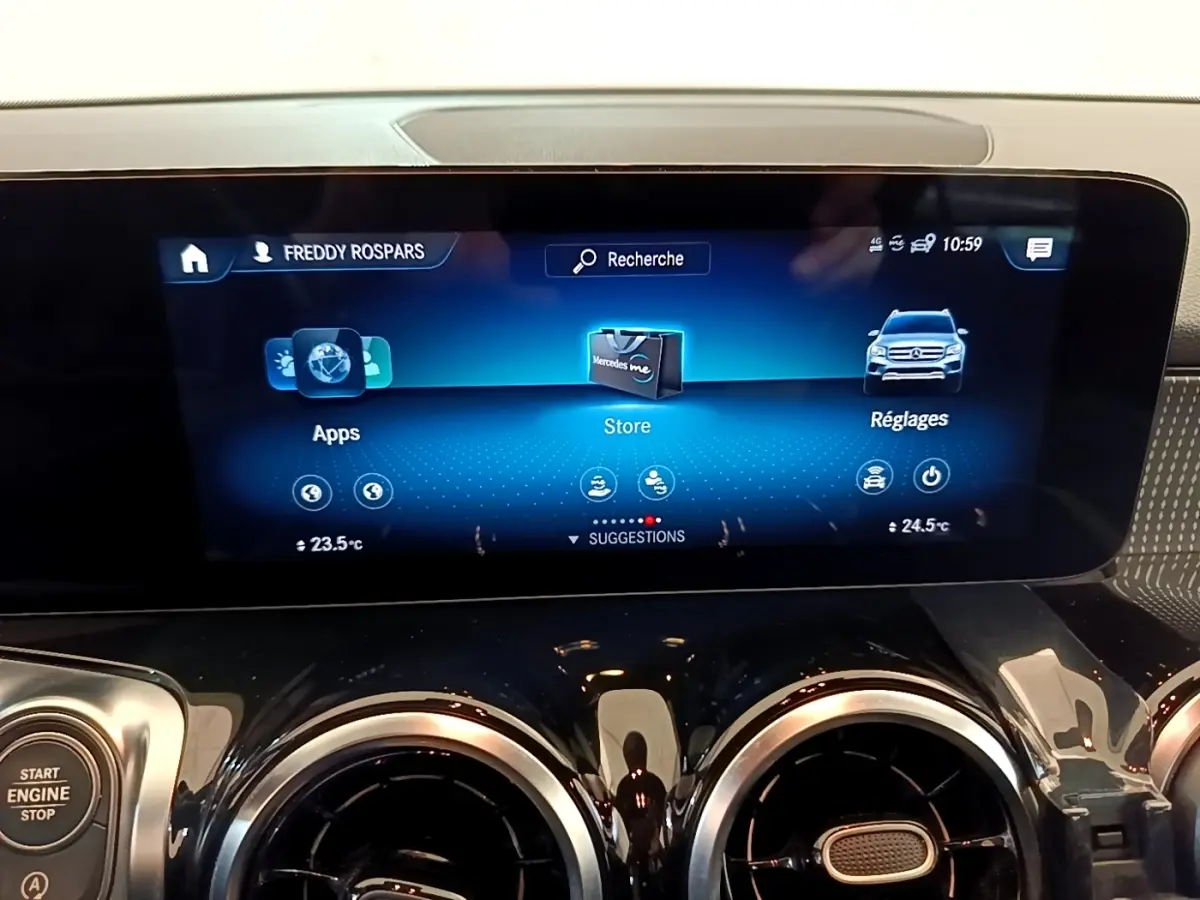 Écran tactile central du tableau de bord du Mercedes GLB 200 d Business Line 2021, finition noire brillante.