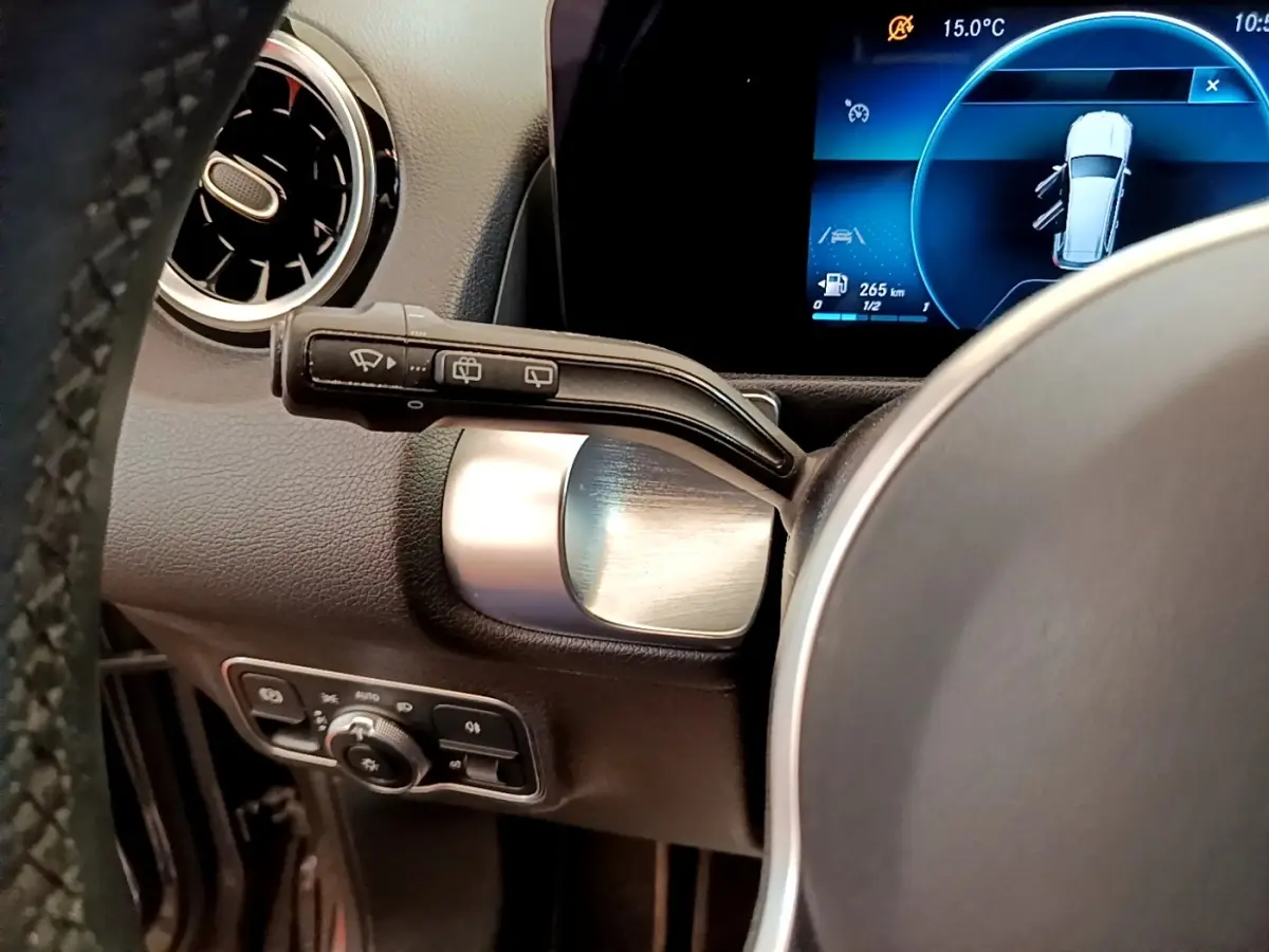 Gros plan sur la commande d’essuie-glace à gauche du volant d’un Mercedes GLB 200 d Business Line, intérieur noir.