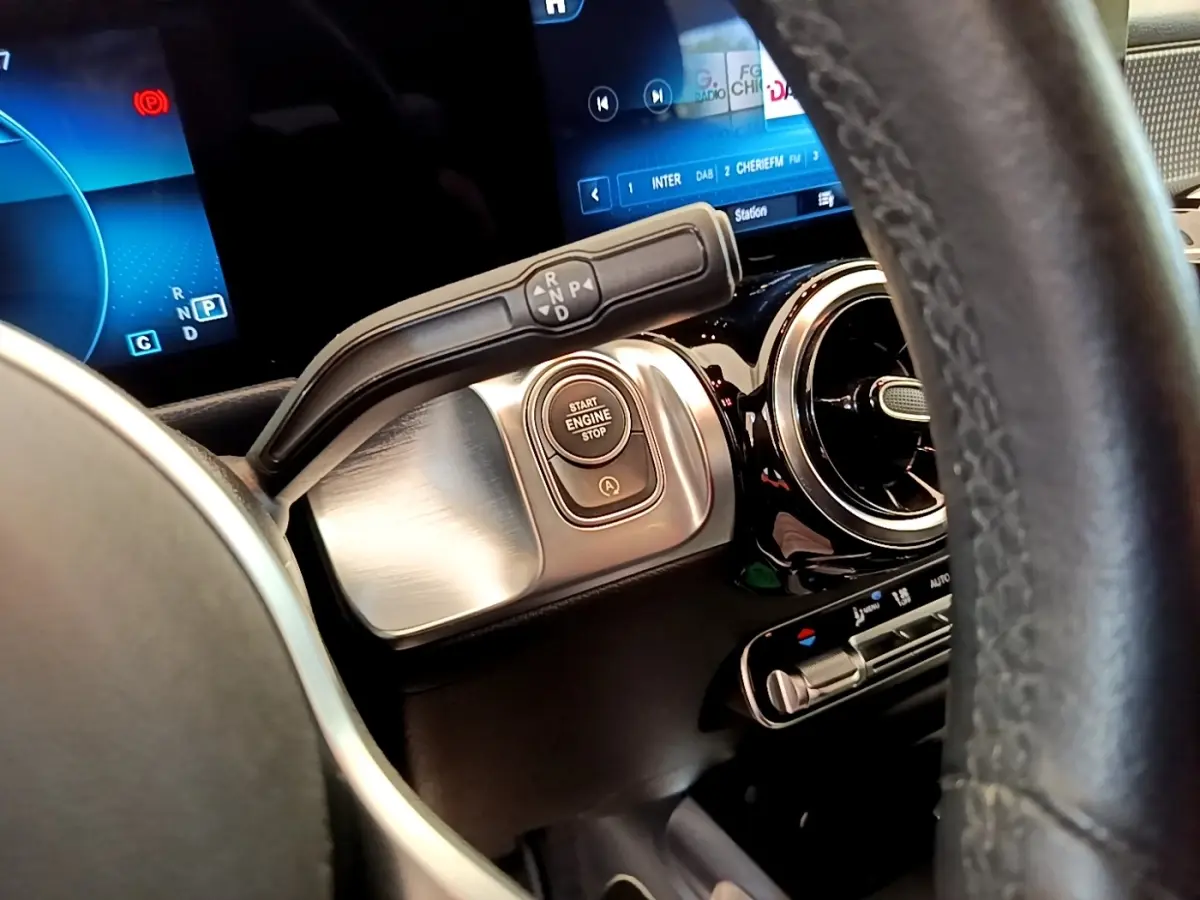 Gros plan intérieur sur la commande de boîte automatique et bouton démarrage du Mercedes GLB 200 d Business Line 2021.
