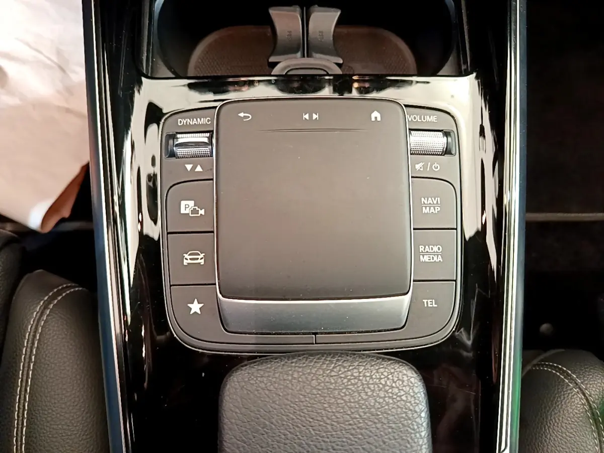 Vue rapprochée du pavé tactile central noir brillant avec commandes multimédia du Mercedes GLB 200 d Business Line 2021.