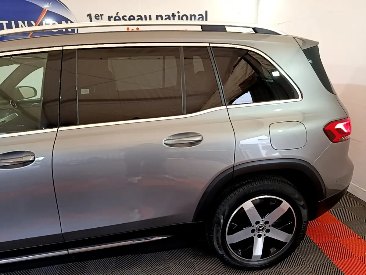 Vue latérale droite d'un Mercedes GLB 200 d Business Line gris foncé avec jantes alliage et vitres teintées.