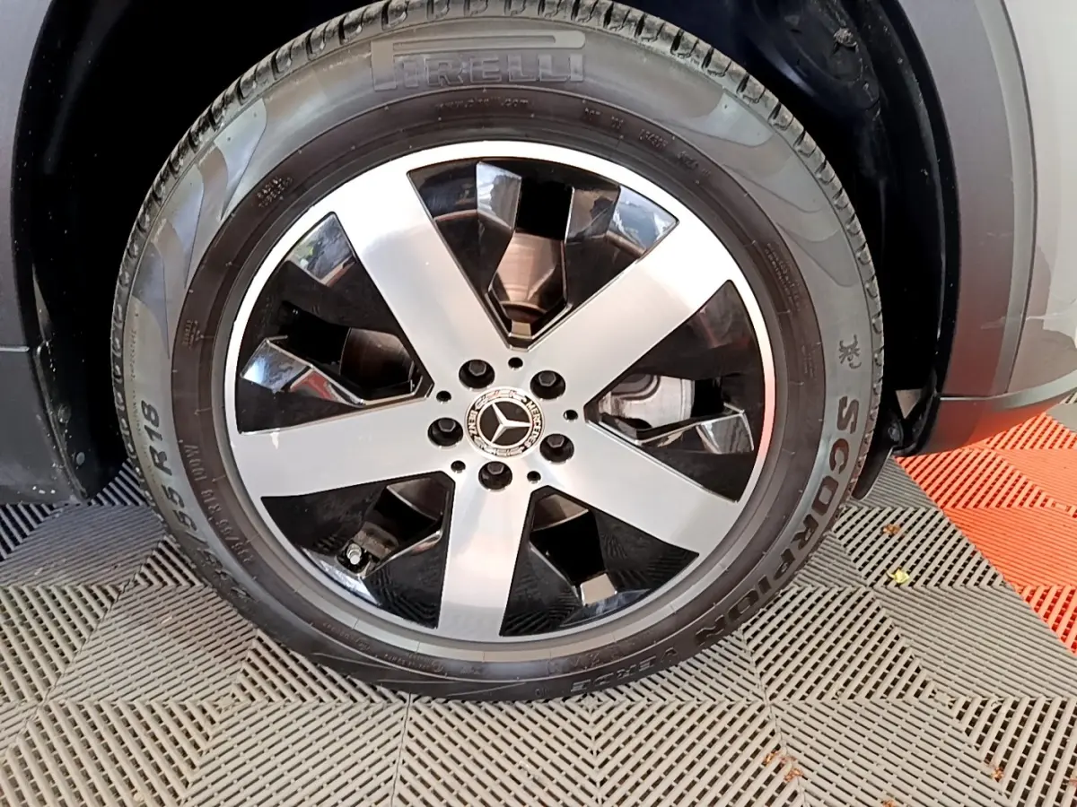 Gros plan sur la roue avant droite du Mercedes GLB 200 d Business Line gris foncé avec jante alliage bicolore.