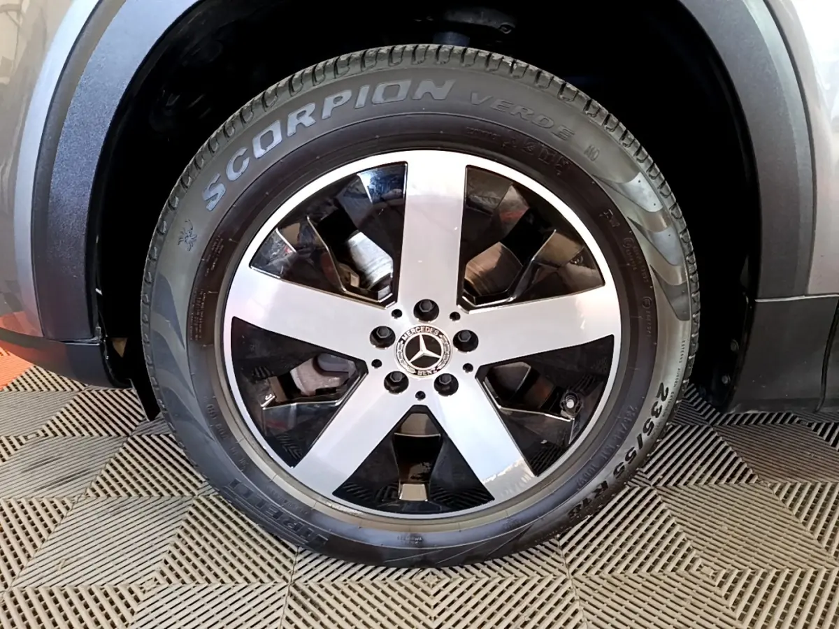 Gros plan sur la roue avant droite du Mercedes GLB 200 d Business Line gris foncé avec jante alliage cinq branches.