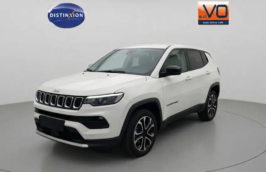 Jeep Compass blanc vue 3/4 avant droit, jantes alliage 18 pouces et calandre distinctive à sept fentes.