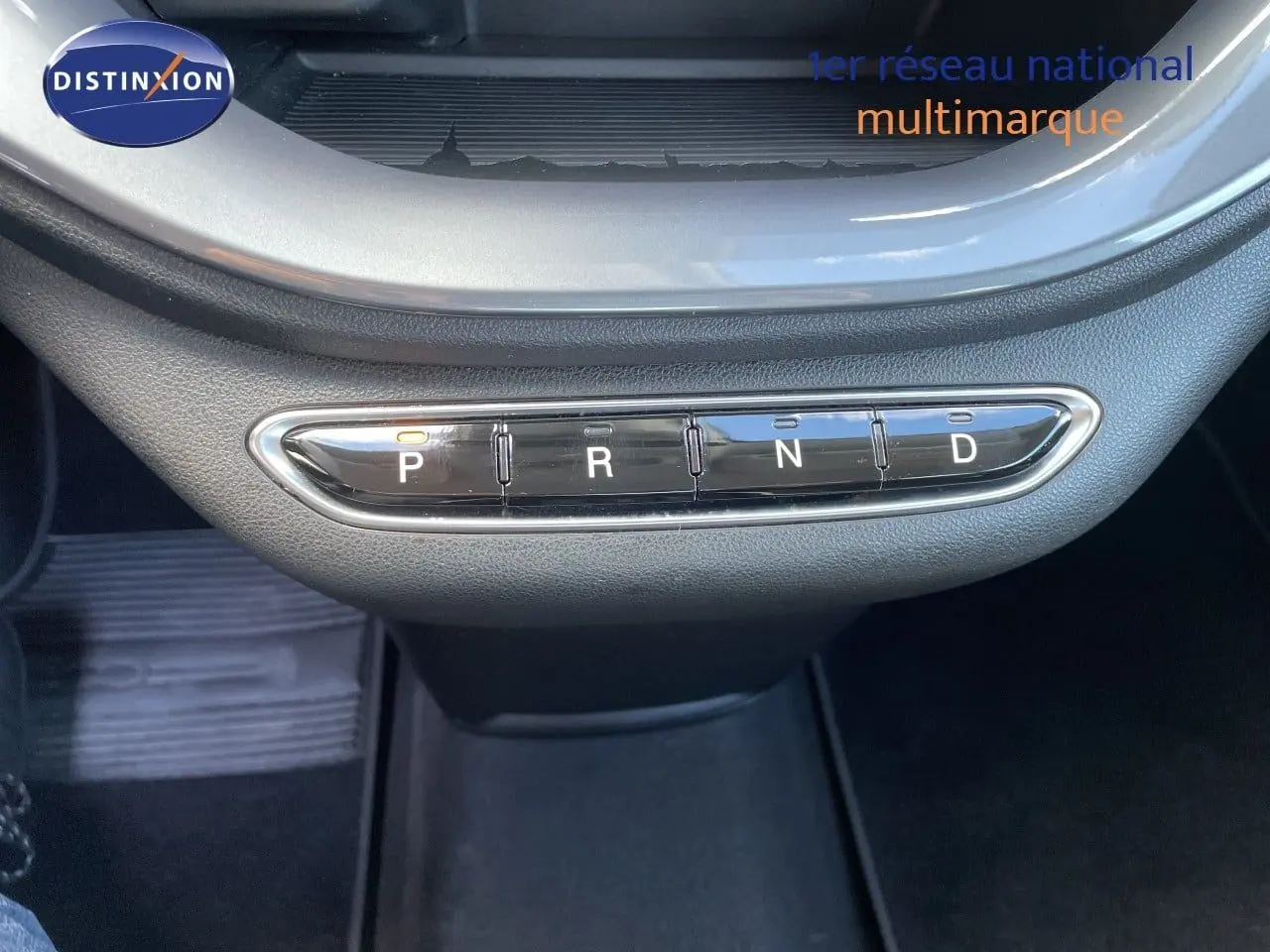 Gros plan sur la commande de boîte automatique de la FIAT 500 électrique 2023, avec indication des modes P, R, N, D.