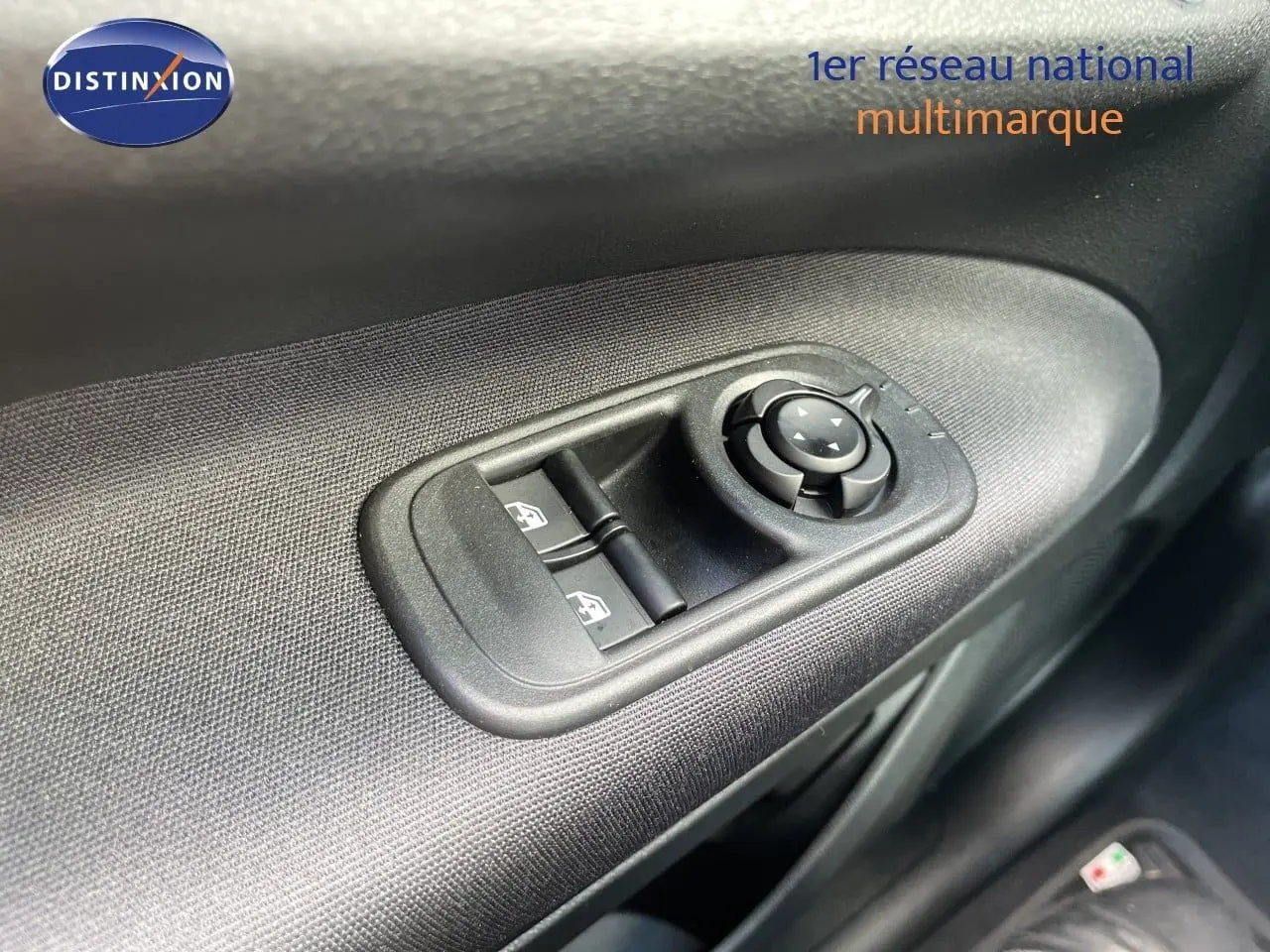Détail des commandes de lève-vitres et réglage des rétroviseurs sur la porte côté conducteur d'une Fiat 500 électrique noire.