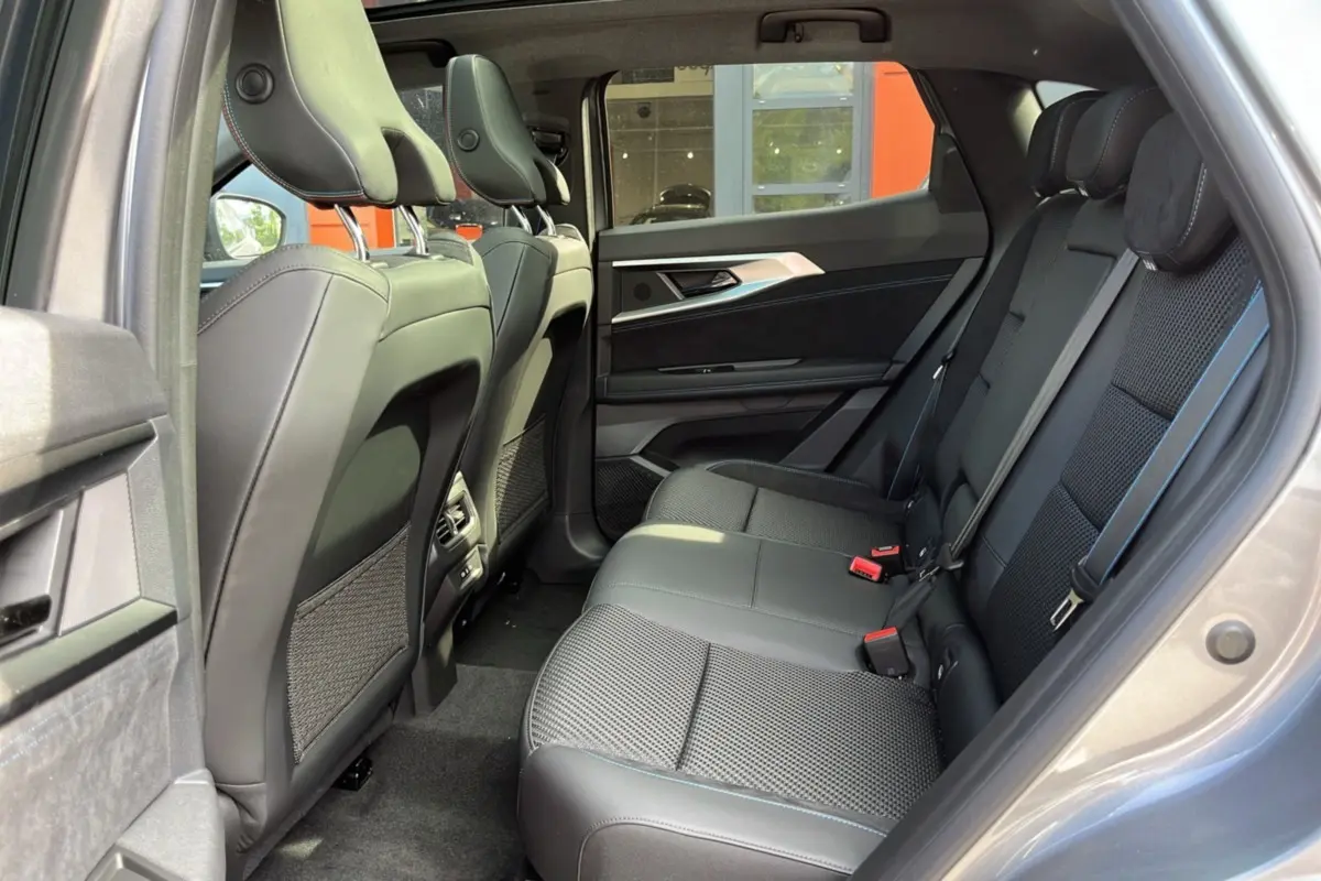 Vue intérieure arrière côté droit du Renault Austral 200 Esprit Alpine avec sellerie semi-alcantara noire et finitions modernes.