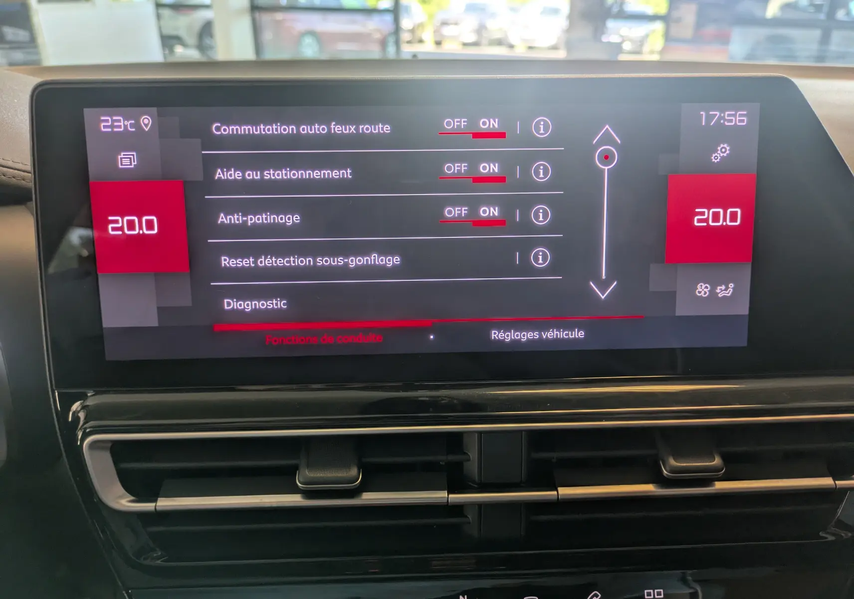 Écran tactile central du Citroën C5 Aircross hybride 2024 affichant les réglages d’aide à la conduite et température à 20°C.