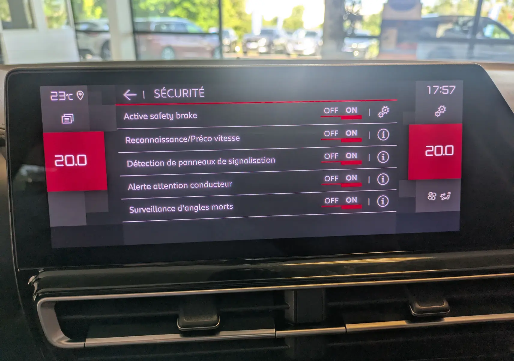 Écran tactile du tableau de bord du Citroën C5 Aircross hybride 2024 affichant les réglages de sécurité et la climatisation à 20°C.