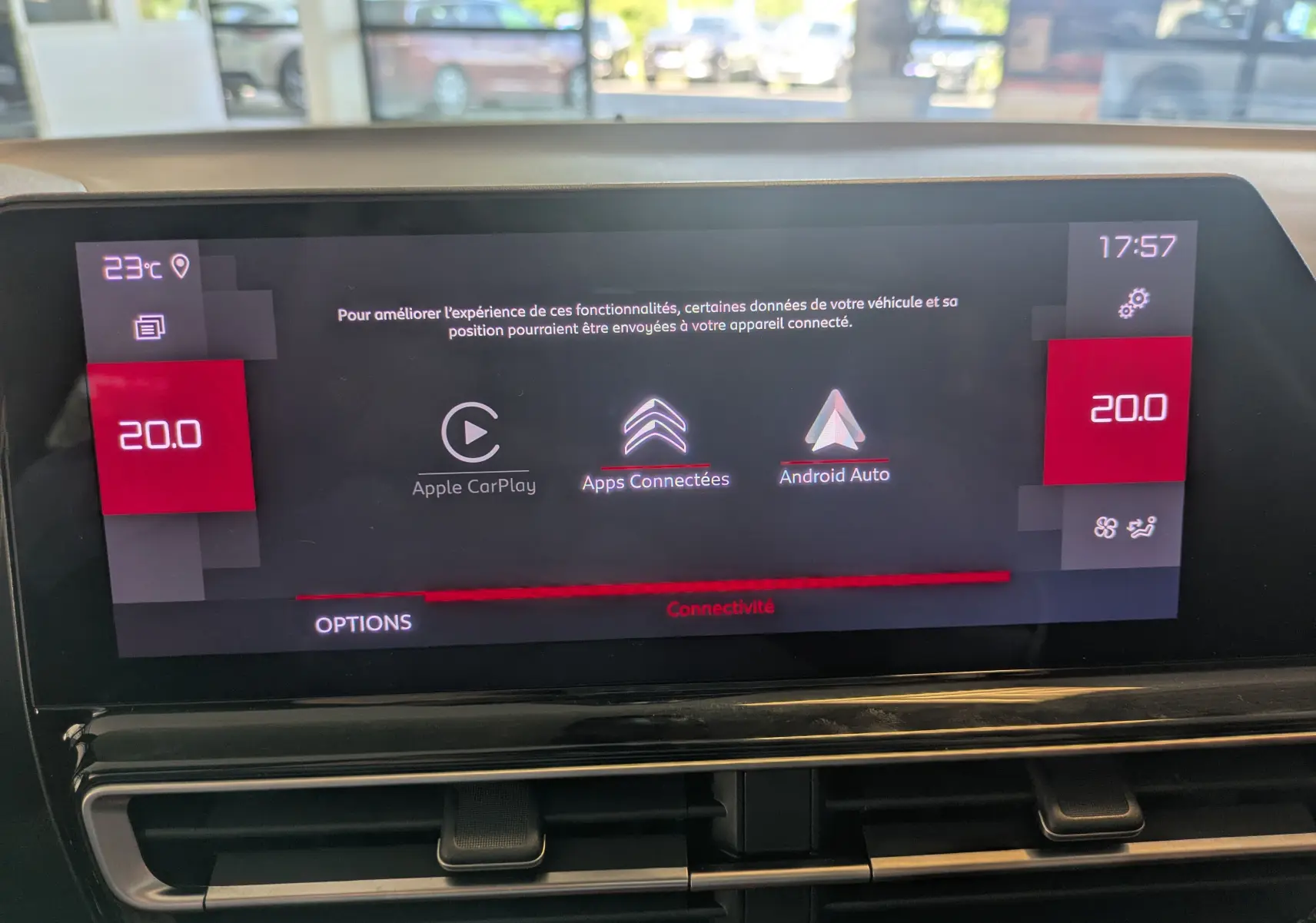 Écran tactile central du Citroën C5 Aircross hybride 2024 affichant Apple CarPlay et Android Auto, avec commandes climatisation à 20°C.