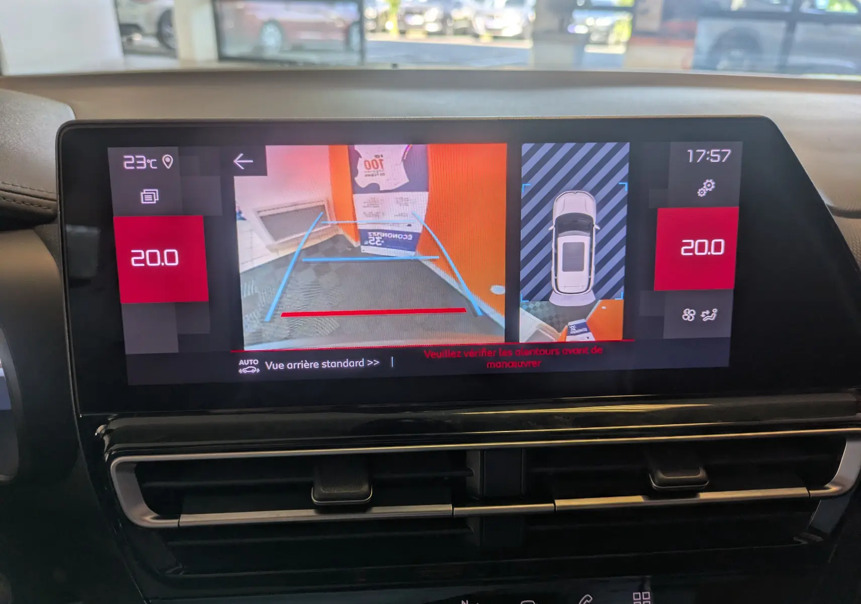 Écran tactile intérieur du Citroën C5 Aircross hybride 2024 montrant la caméra de recul et l'affichage de la température à 20°C.