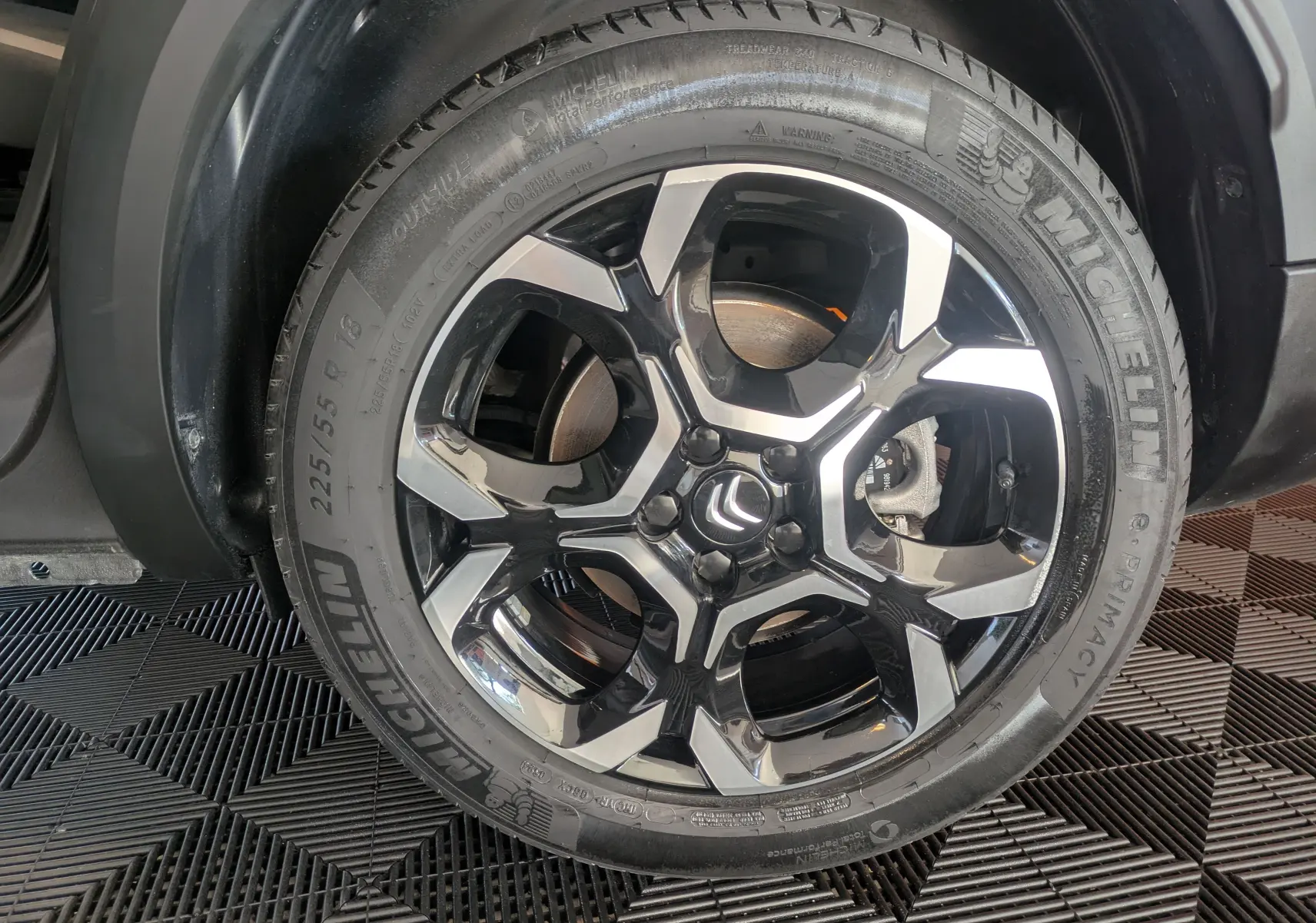 Gros plan sur la roue arrière droite du Citroën C5 Aircross gris platinium avec jante alliage 18 pouces.