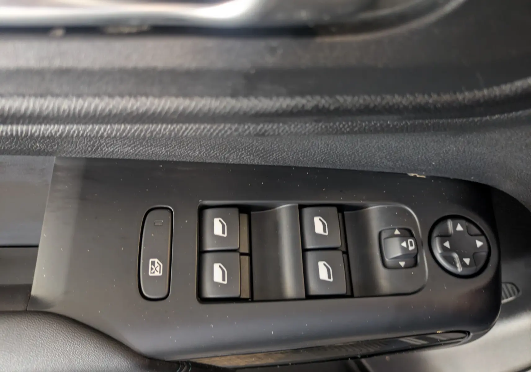 Commande des vitres électriques et réglage des rétroviseurs côté conducteur du Citroën C5 Aircross gris platinium 2024.
