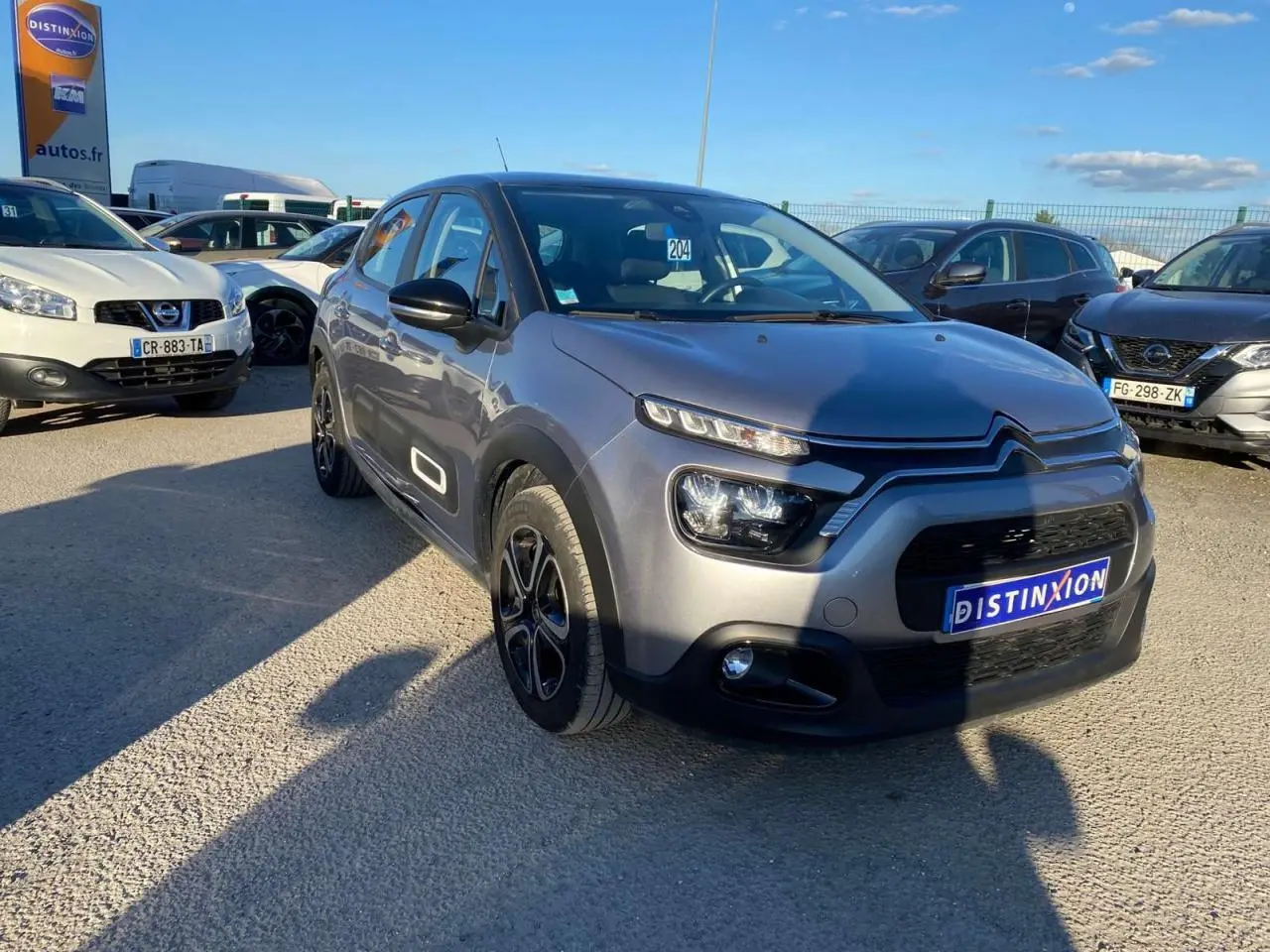 Citroën C3 gris Artense vue 3/4 avant droit, avec projecteurs LED et jantes noires distinctives.