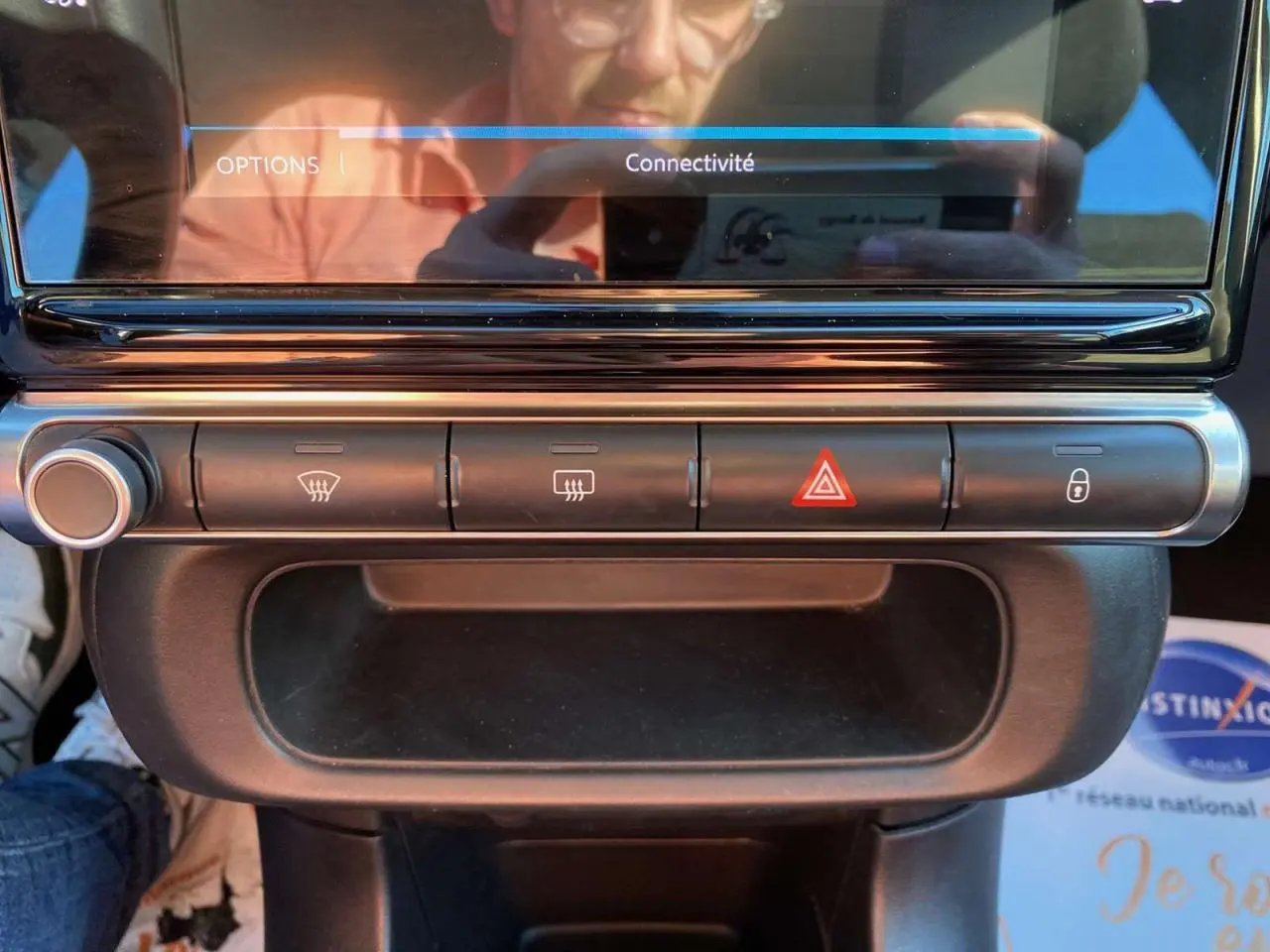 Gros plan sur la console centrale de la Citroën C3 2022 gris Artense, montrant les boutons de désembuage, warning et verrouillage.