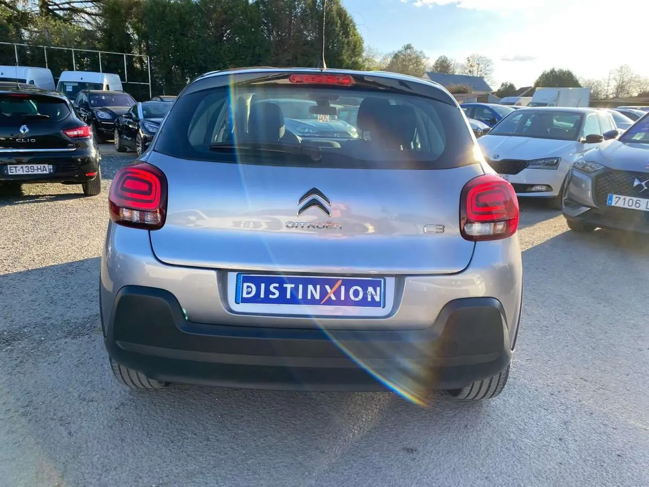 Vue arrière d'une Citroën C3 gris Artense 2022 avec feux LED et pare-chocs noir dans un parking extérieur.