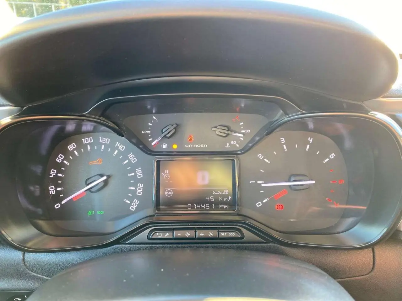 Tableau de bord de Citroën C3 2022, vue frontale, affichage numérique et compteurs analogiques précis.