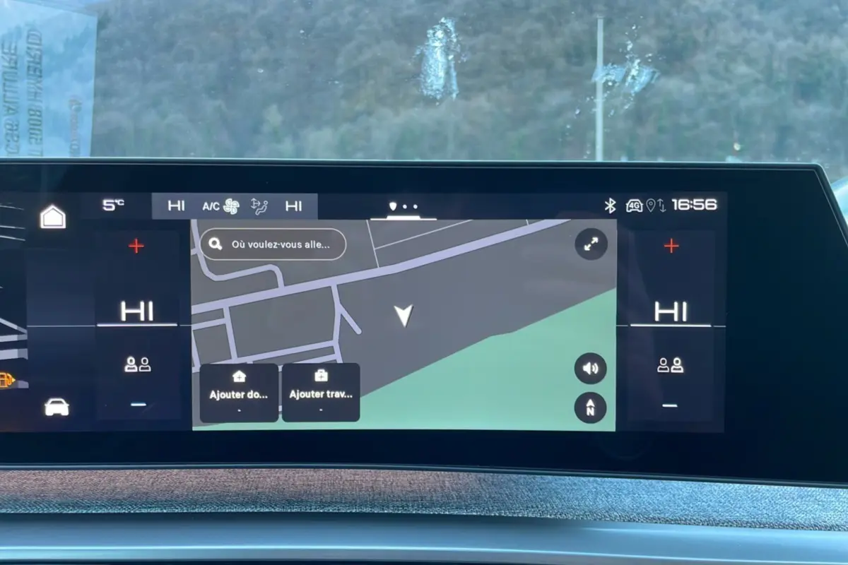 Écran tactile central du Peugeot 5008 Hybrid 145 Allure Plus 2025 affichant la navigation et la climatisation à 16h56.