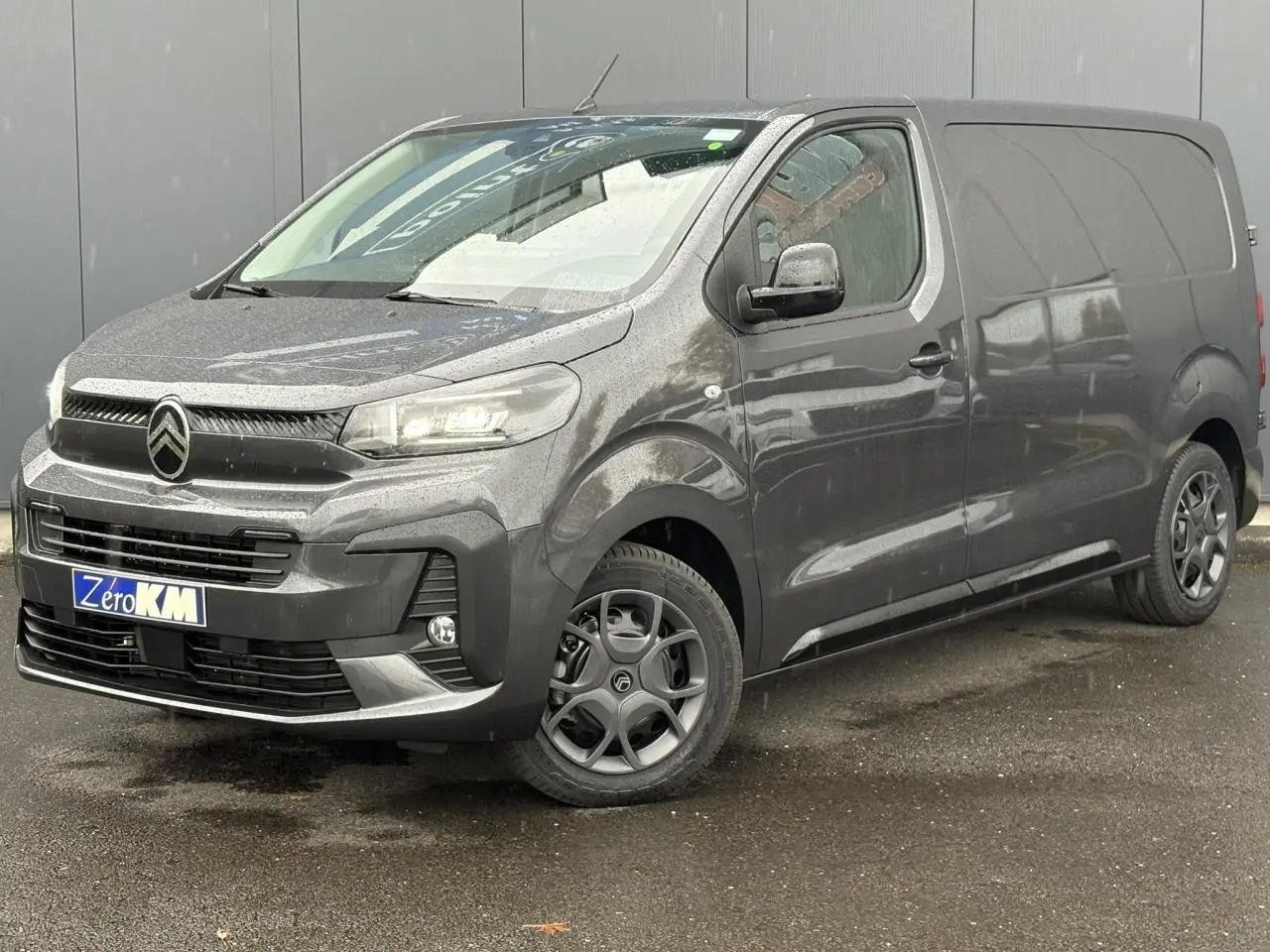 Vue 3/4 avant droite d'un Citroën Jumpy gris titane avec phares Full LED et jantes spécifiques Pack Look.